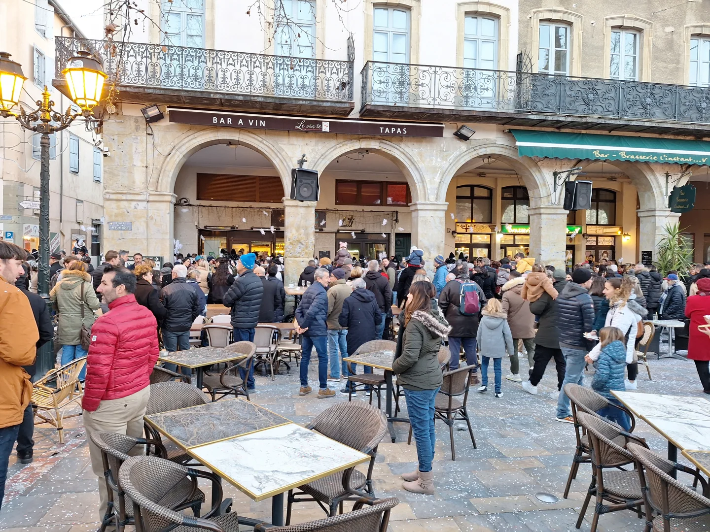 Terrasse de café sous les arcades de la place de la République à Limoux