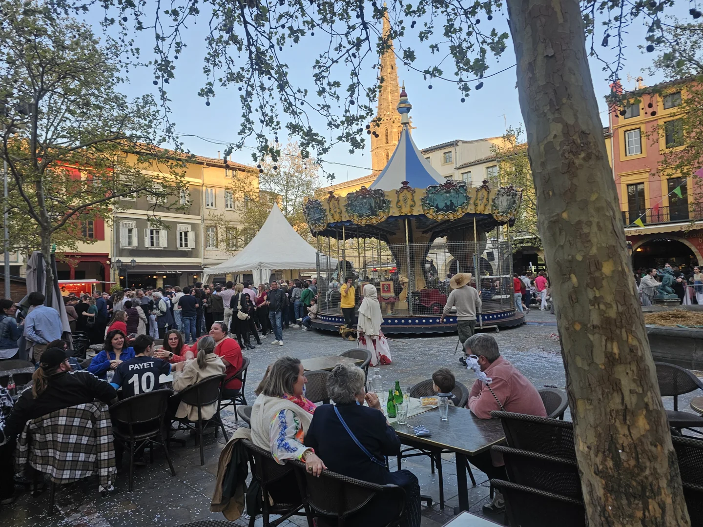 Terrasses et fontaine sur la place de la République à Limoux